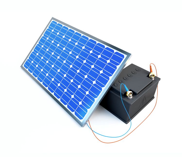 Solarpaneel mit angeschlossenem Stromspeicher vor weißem Hintergrund