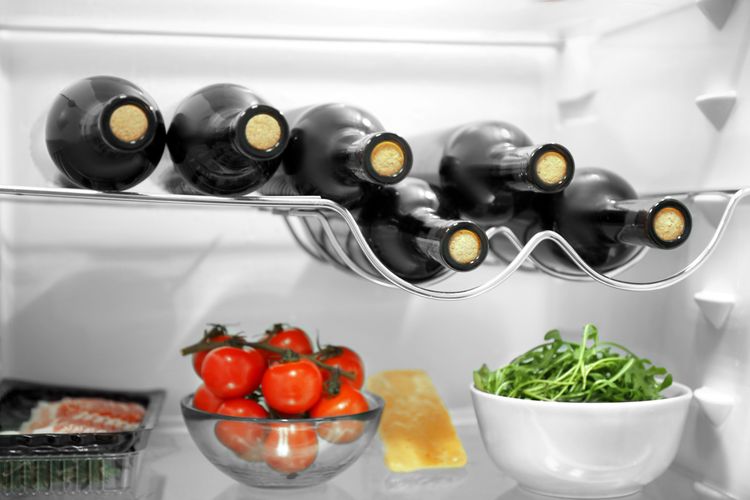 Mehrere Weinflaschen und andere Lebensmittel im Kühlschrank