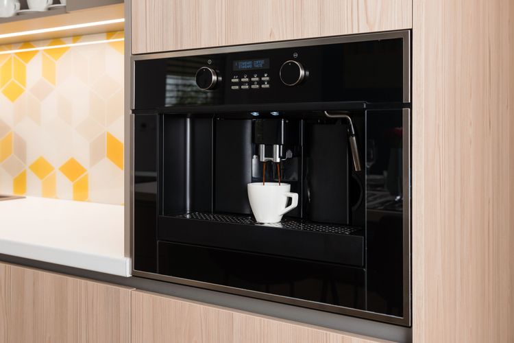 Einbau-Kaffeevollautomat mit Tasse