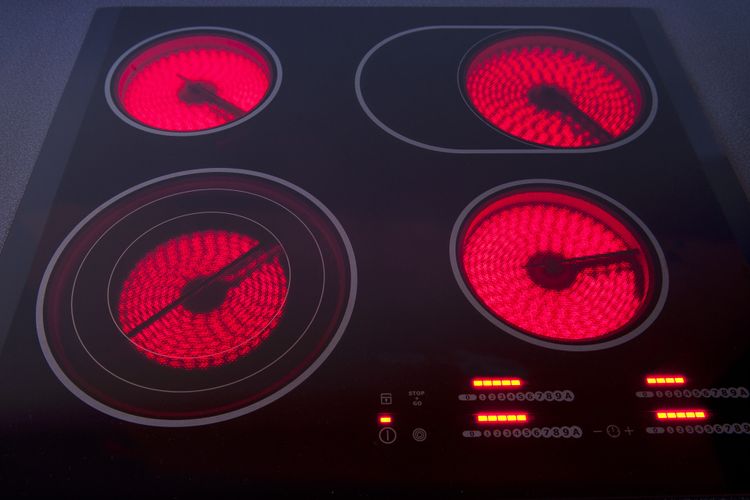 Glaskeramik-Kochfeld mit vier aktiven und rot leuchtenden Kochstellen