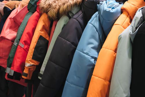 Viele verschiedene Jacken auf Kleiderstange