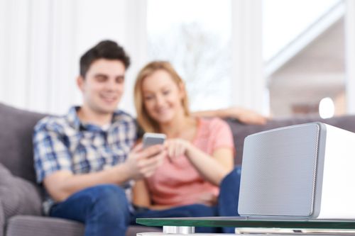 Pärchen bedient WLAN-Lautsprecher