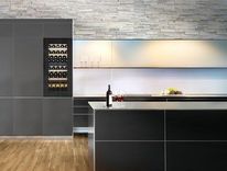 Einbau-Weinkühlschrank in Küche mit dunkler Holzfront