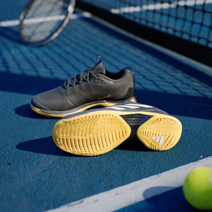 adidas Avacourt 2 aurora black/zero metallic/spark (Damen)