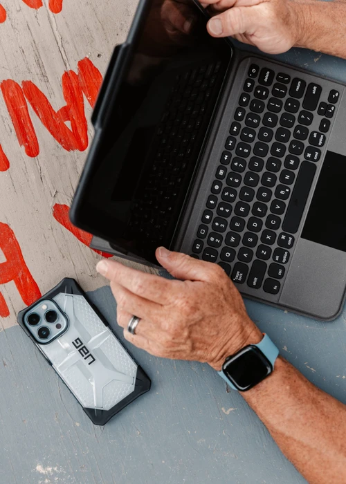 UAG Rugged Bluetooth Keyboard with Trackpad für iPad 7/iPad 8/iPad 9, schwarz, DE
