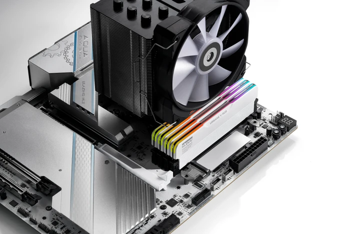Klevv Urbane V RGB Brilliant White UDIMM 64GB Kit, DDR5-6400, CL32-38-38-78