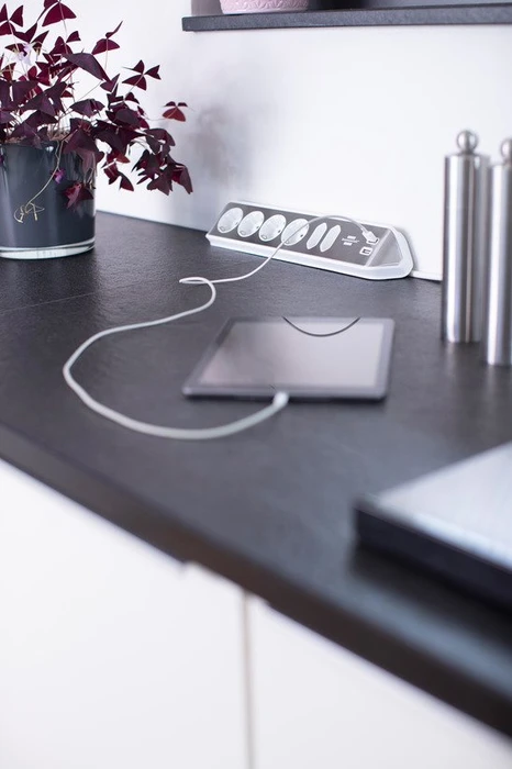 Brennenstuhl estilo Ecksteckdosenleiste, Tischsteckdose, 6-fach, 2x USB-A, 2m, silber/weiß