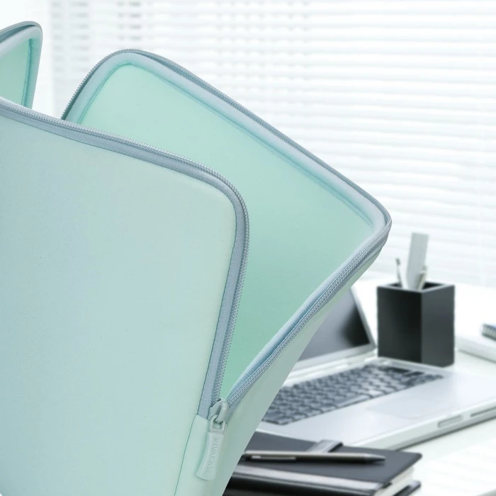 RivaCase 5133 Antishock Laptop Sleeve für MacBook Pro 16", hellblau
