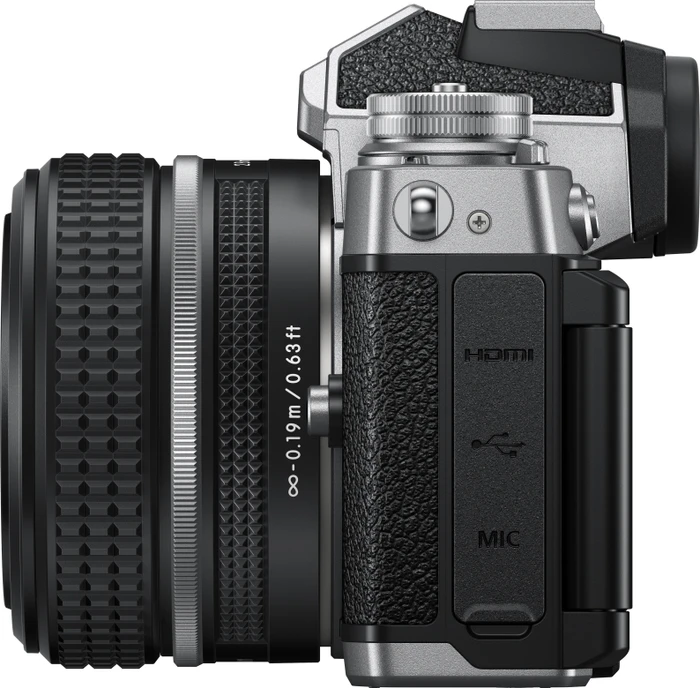 Nikon Z fc silber/schwarz mit Objektiv Z 28mm 2.8 SE