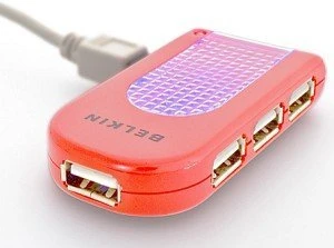 Belkin Beleuchteter USB 2.0 4-port Reise-Hub rot