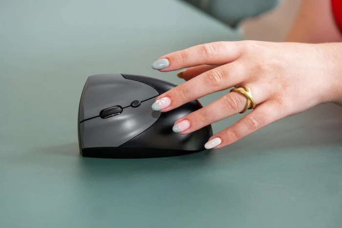 BakkerElkhuizen HandShake 3-Mode Vertical Mouse, Linkshänder, schwarz/silber, USB/Bluetooth