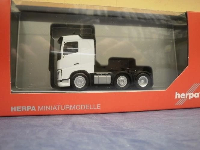 Herpa Volvo FH 6x2 Zugmaschine weiß