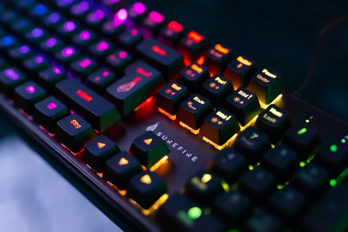 Verbatim SureFire KingPin M2 Gaming Keyboard, LEDs RGB, RED Switches, schwarz, USB, DE