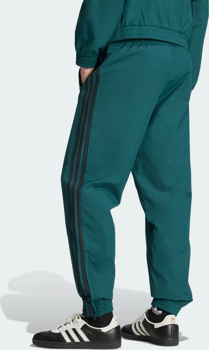 adidas Adicolor Woven Firebird Trainingshose lang aurora ivy/black (Herren)