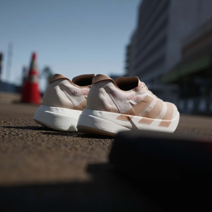 adidas Adizero Adios Pro 4 chalk white/warm sandstone/semi impact orange (Damen)