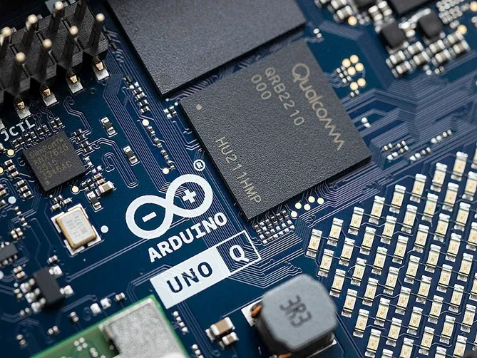 TRU Components Volta Arduino UNO Q Set (4 GB / 32 GB eMMC) 4 x 2.0 GHz inkl. Hutschienennetzteil