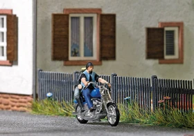 Busch Action Set: US Motorrad mit Bikerpärchen