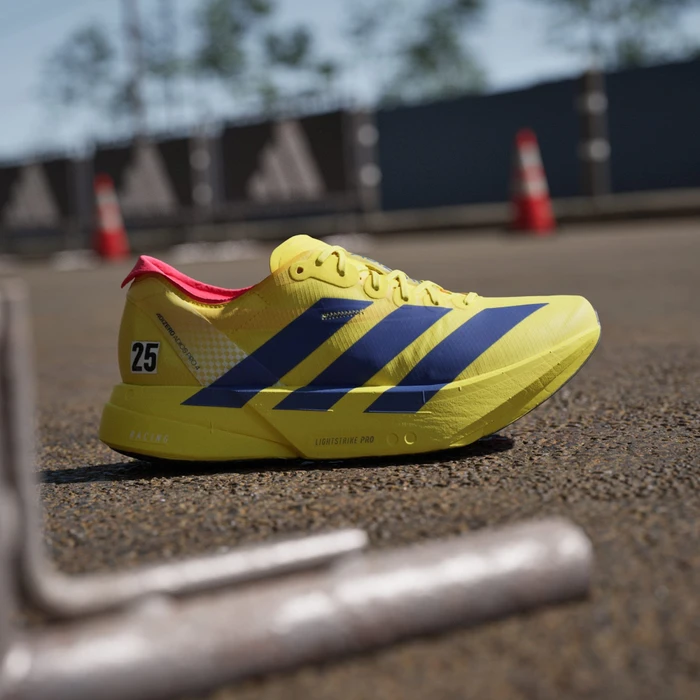 adidas Adizero Adios Pro 4 pure sulfur/lucid blue/lucid red (Herren)