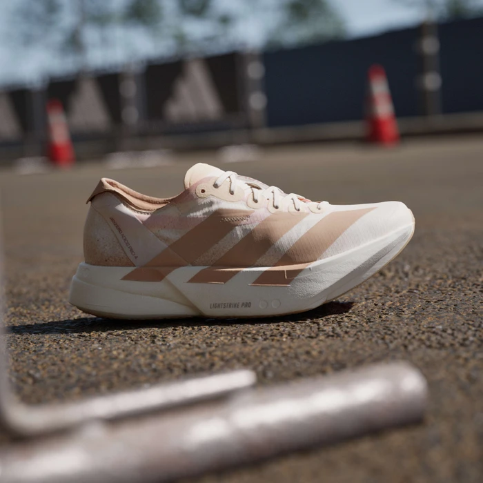 adidas Adizero Adios Pro 4 chalk white/warm sandstone/semi impact orange (Damen)