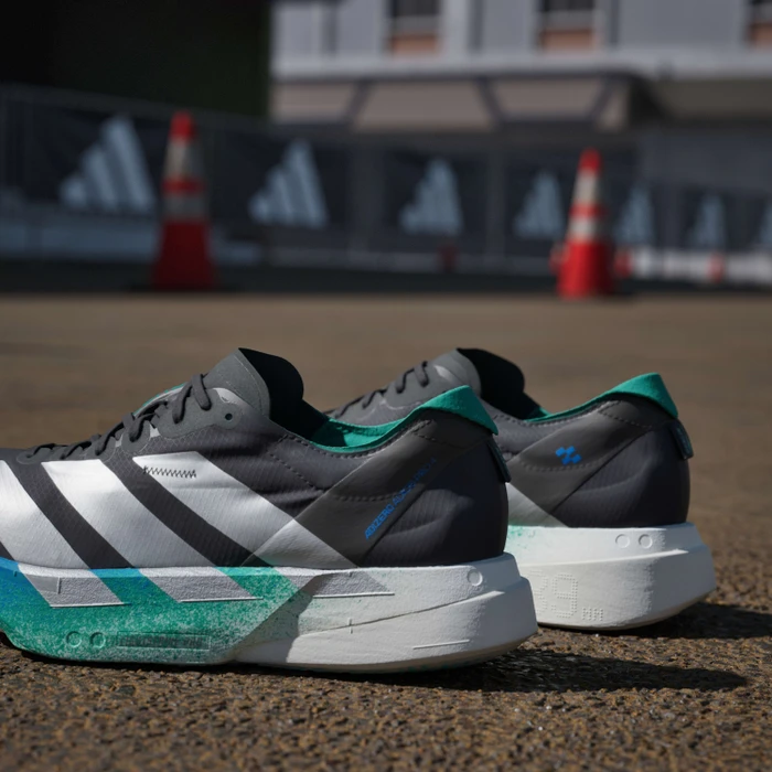 adidas Adizero Adios Pro 4 core black/matte silver/glory green (Herren)