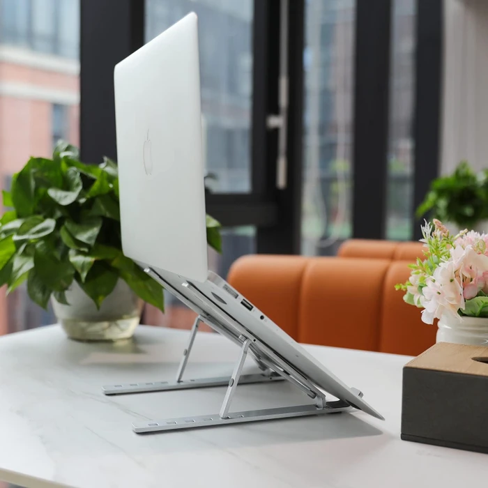 AmazonBasics Tragbarer Laptopständer mit 6 verstellbaren Winkeln, Notebook-Stand 10-15.6", silber