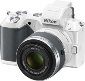 Nikon 1 V2 weiß mit Objektiv 1 NIKKOR 10-30mm 3.5-5.6 VR und 1 NIKKOR 30-110mm 3.8-5.6 VR