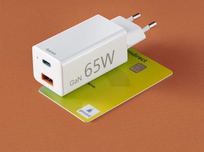 Hama Schnellladegerät GaN 1x USB-C PD 1x USB-A QC Mini-Ladegerät 65W weiß