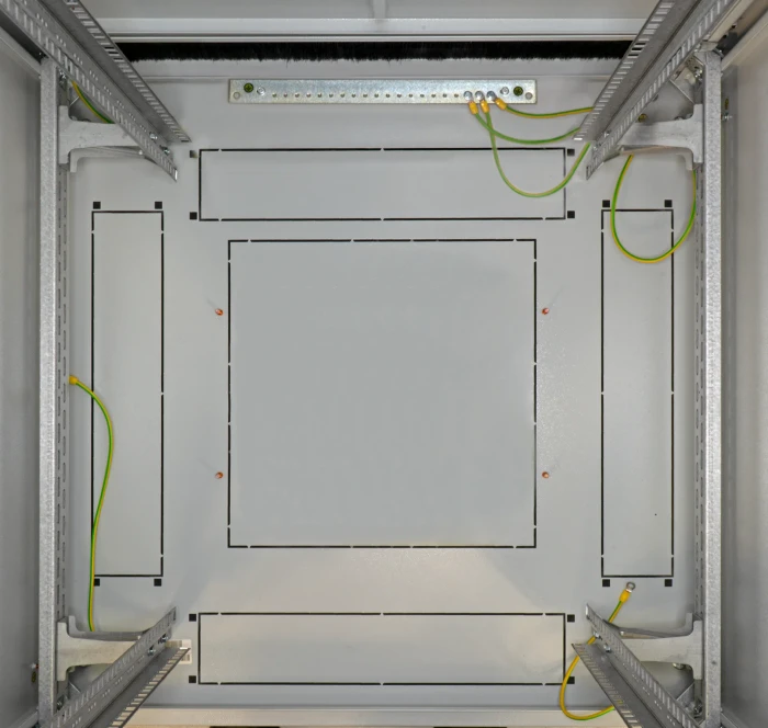EFB Elektronik PRO 19" Netzwerkschrank 18HE, vormontiert, eigenbelüftet, Sicherheitsglastür, IP20, RAL 7035, 600mm tief