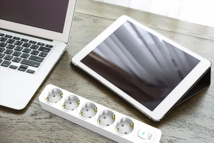 Inca IPW-44GB Steckdosenleiste mit Schalter, 5-fach, 1.5m, weiß