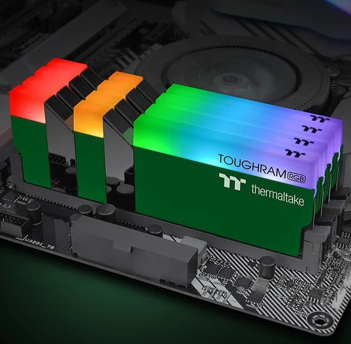 Thermaltake Toughram RGB Memory Racing Green UDIMM 16GB Kit, DDR4-3600, CL18-19-19-39