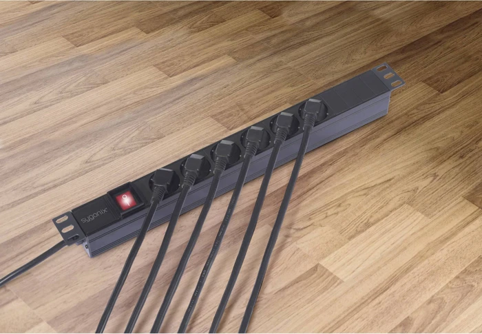 Sygonix 19" Aluminium Steckdosenleiste, 1HE, 6-fach, 230V, schwarz, 2m