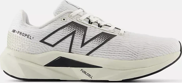 New Balance FuelCell Propel v5 white/black cement/linen (Herren)
