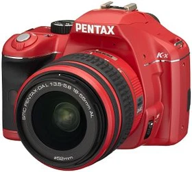 Pentax K-x rot mit Objektiv smc DA L 18-55mm 3.5-5.6 AL