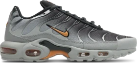 Nike Air Max Plus light smoke grey/dark smoke grey/hot curry (Herren)