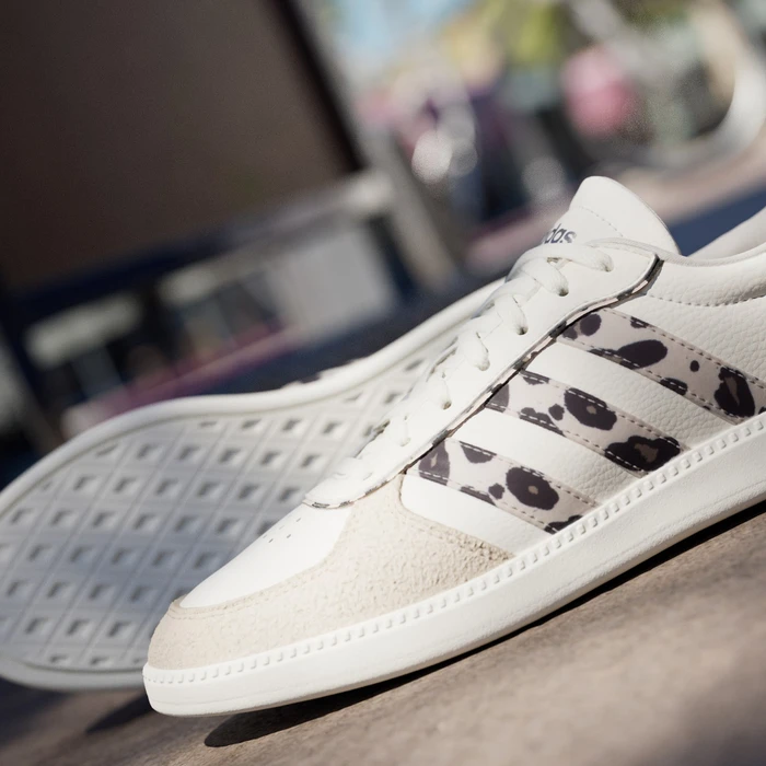 adidas Breaknet Sleek core white/crystal linen/khaki six (Damen)