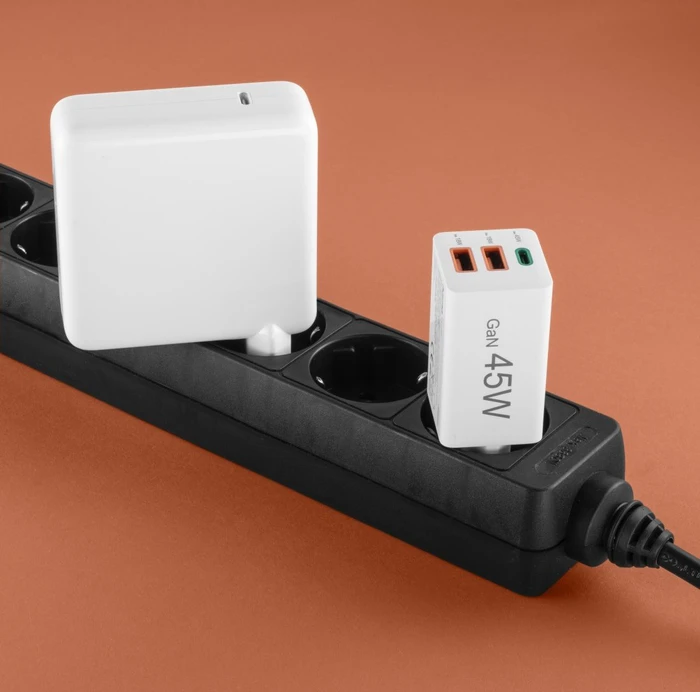 Hama GaN Schnellladegerät, USB-C/USB-A, 1x USB-C + 2x USB-A, 45W, weiß