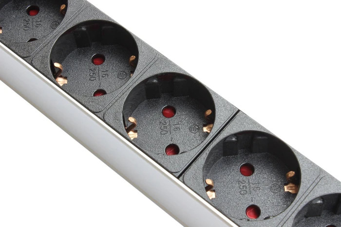 Good Connections 19" Aluminium Steckdosenleiste 8-fach 1HE Überspannungsschutz, 1HE, 8-fach, 250V, 1.8m
