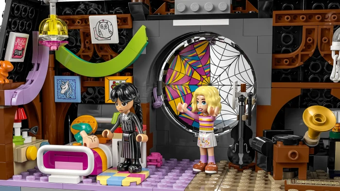 LEGO Wednesday - Wednesdays und Enids Zimmer im Studentenwohnheim