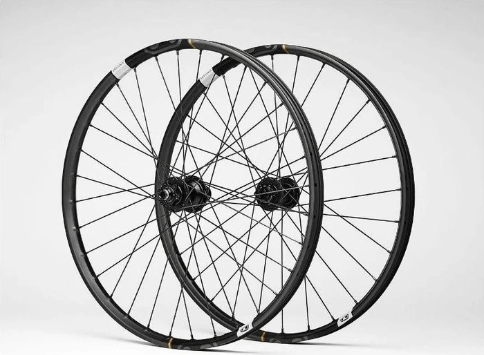 CrankBrothers Synthesis E Carbon 28H/32H 18mm/29.5mm 27.5" 15x110 TA/12x148 TA SRAM XD 6-Loch Disc Laufradsatz