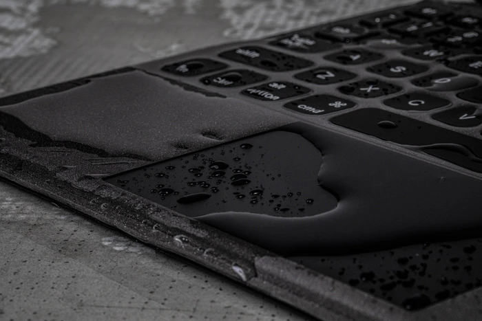 UAG Rugged Bluetooth Keyboard with Trackpad für iPad 7/iPad 8/iPad 9, schwarz, DE