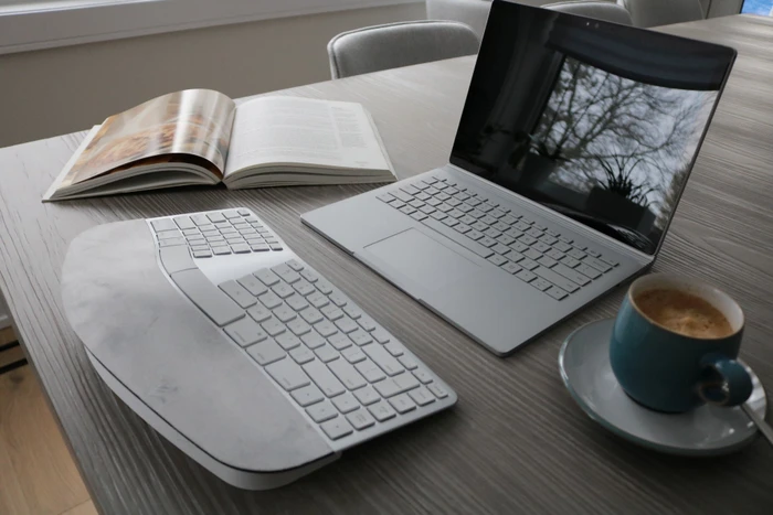 Matias Sculpted Ergonomic Rechargeable Keyboard for Mac, silber, USB, DE