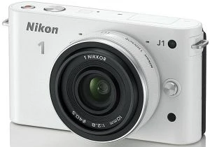 Nikon 1 J1 weiß mit Objektiv 1 NIKKOR 10mm 2.8