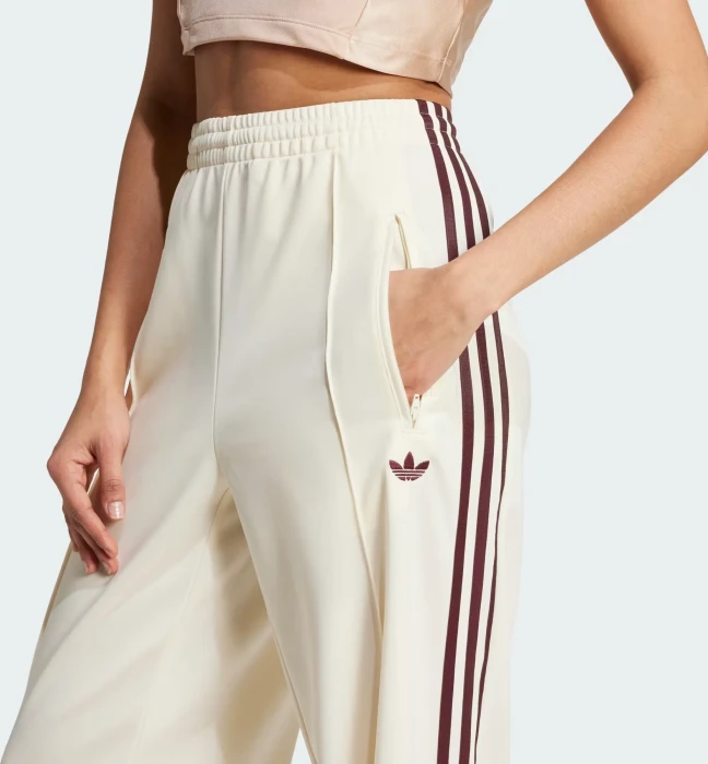adidas Classic Firebird Loose Trainingshose lang cream white/maroon (Damen)