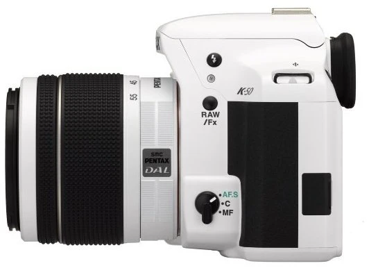 Pentax K-50 weiß mit Objektiv smc DA 18-55mm 3.5-5.6 AL WR und smc DA 50-200mm 4.0-5.6 ED WR