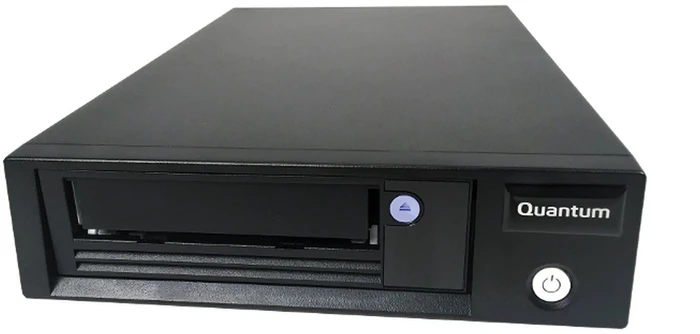 Quantum LTO-Ultrium 9 HH Tabletop schwarz, HBA-/Medien-Bundle, 45TB/18TB, SAS 12Gb/s, extern
