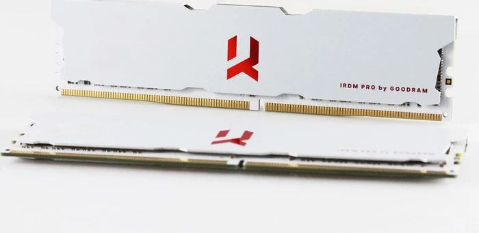 goodram IRDM PRO CRIMSON WHITE UDIMM 32GB Kit, DDR4-3600, CL18-22-22, 2RX8, retail