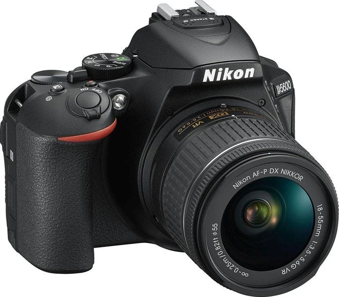 Nikon D5600 mit Objektiv AF-P DX 18-55mm 3.5-5.6 G VR und AF-P DX 70-300mm 4.5-6.3 G ED VR