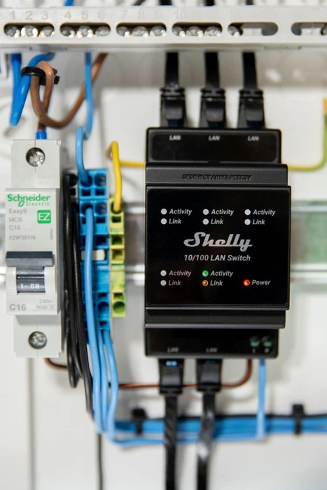 Shelly Railmount Switch, 5x RJ-45