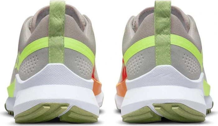 Nike React Pegasus Trail 4 light iron ore/cobblestone/football grey/volt (Herren)