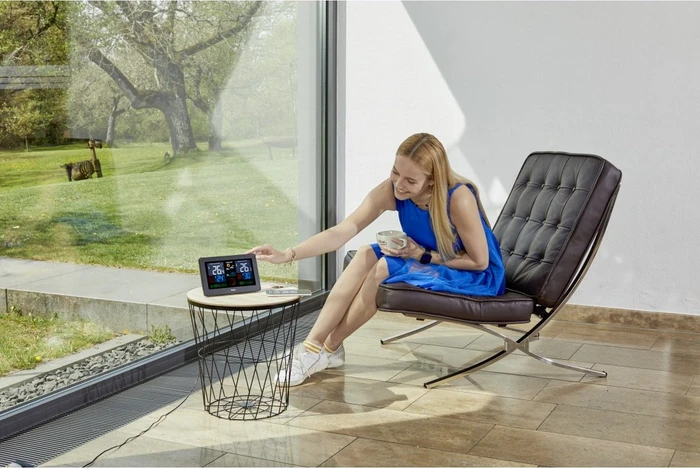 Hama Premium Funkwetterstation mit LED-Farbdisplay und USB-Ladefunktion, digital